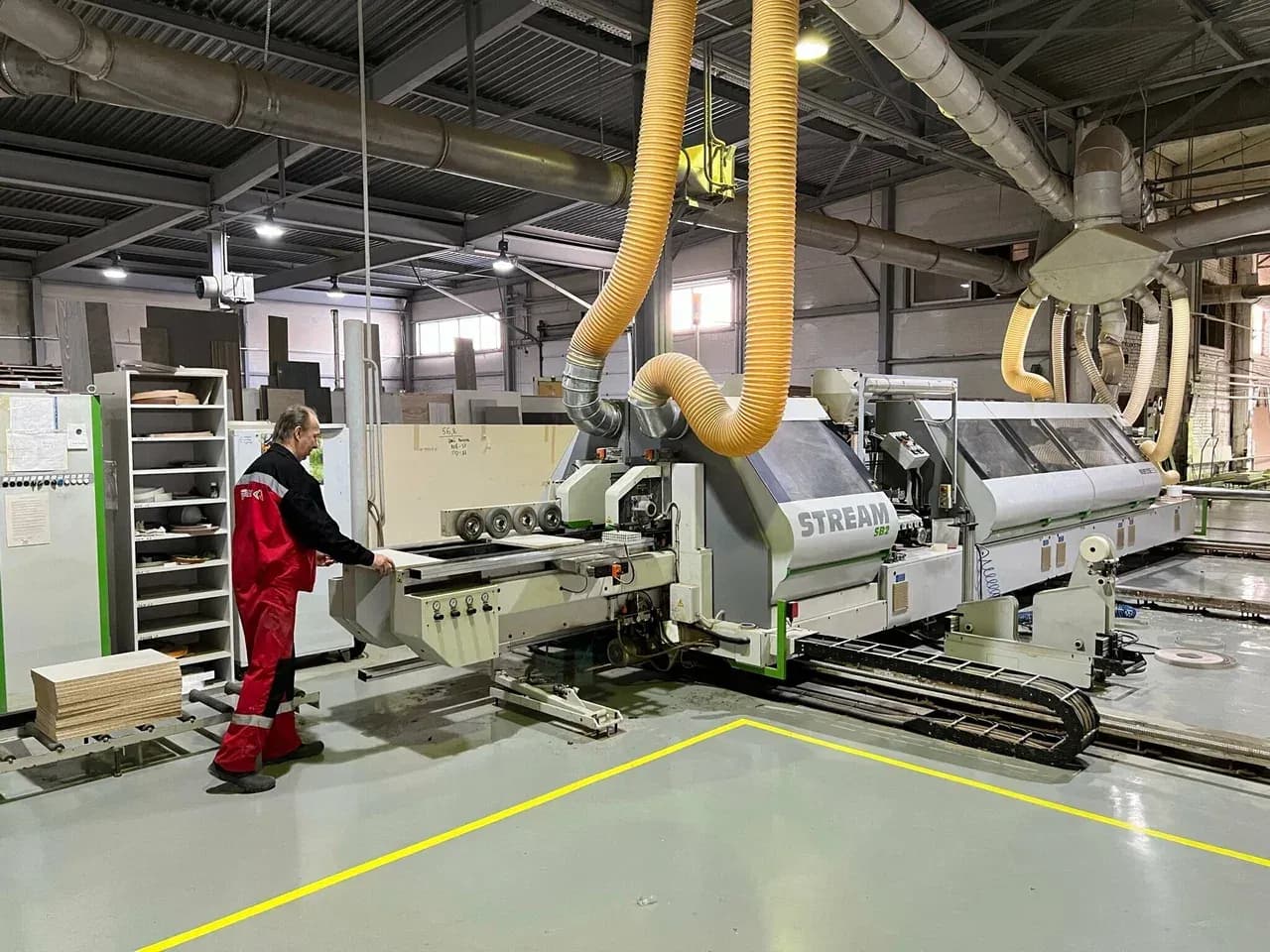 Кромкооблицовочный станок Biesse Stream: оклейка кромки деталей кухонного гарнитура